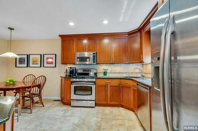 44 Allison Way, Emerson NJ 07630-1829 exterior