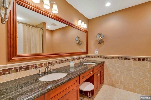 44 Allison Way, Emerson NJ 07630-1829 exterior