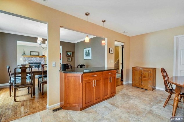 44 Allison Way, Emerson NJ 07630-1829 exterior