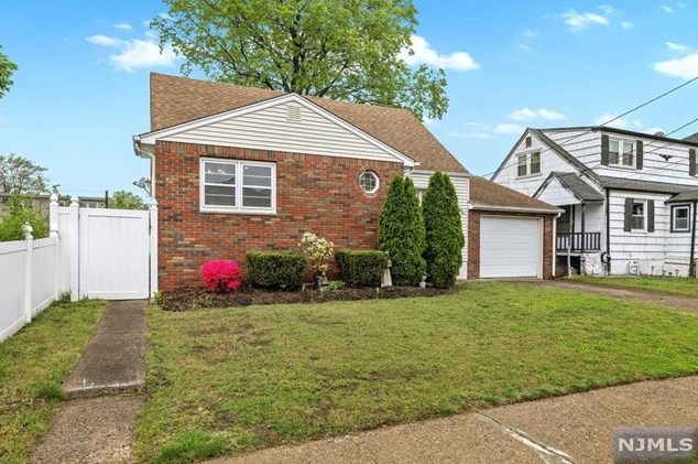 251 Evans Pl, Saddle Brook, NJ 07663