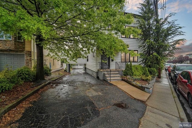 1111 Farm Rd, Secaucus, NJ 07094-4042