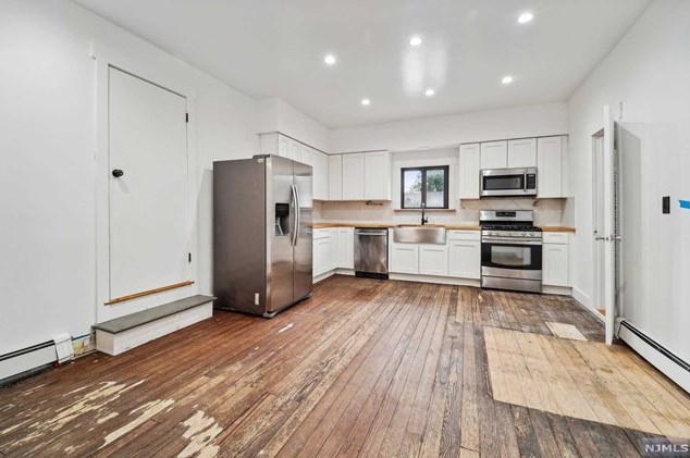 1111 Farm Rd, Secaucus NJ  07094-4042 exterior