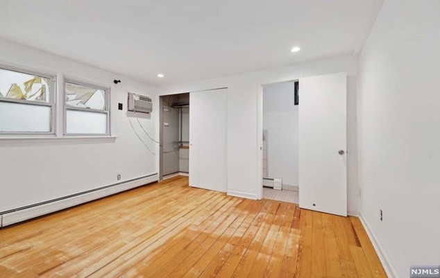 1111 Farm Rd, Secaucus NJ  07094-4005 exterior