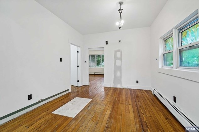 1111 Farm Rd, Secaucus NJ  07094-4005 exterior