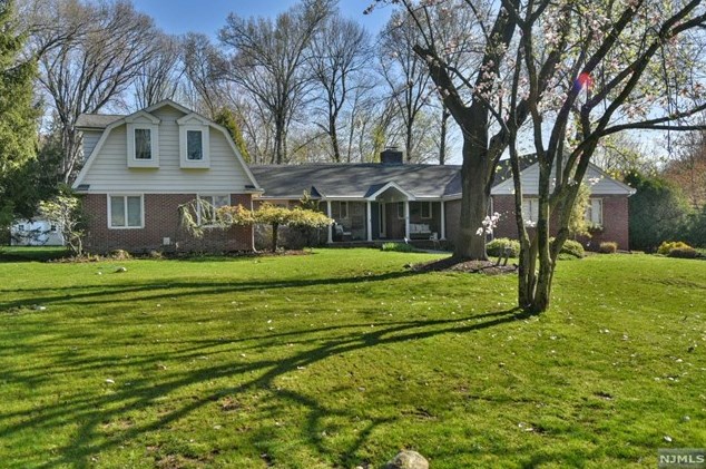 51 Locust Ln, Upper Saddle River, NJ 07458