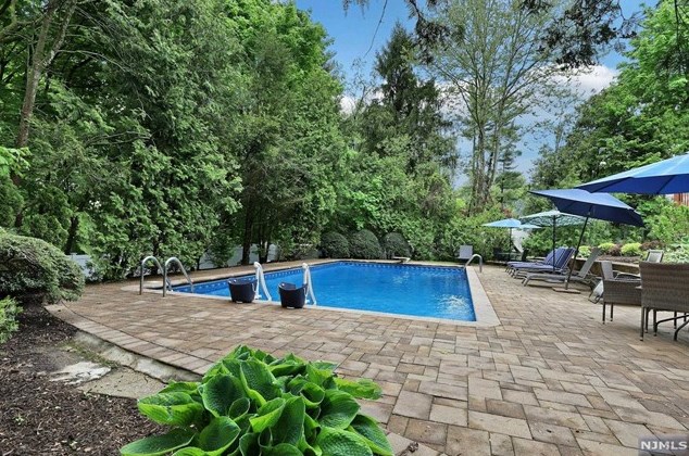 431 Briarwood Ln, Rockleigh, NJ 07647-1312