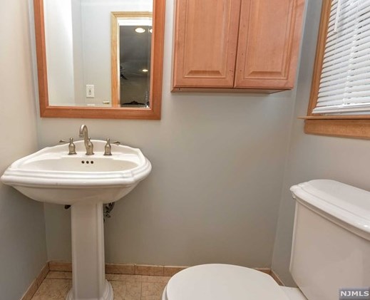 24 Glenn Ct, East Rutherford NJ 07073-1114 exterior