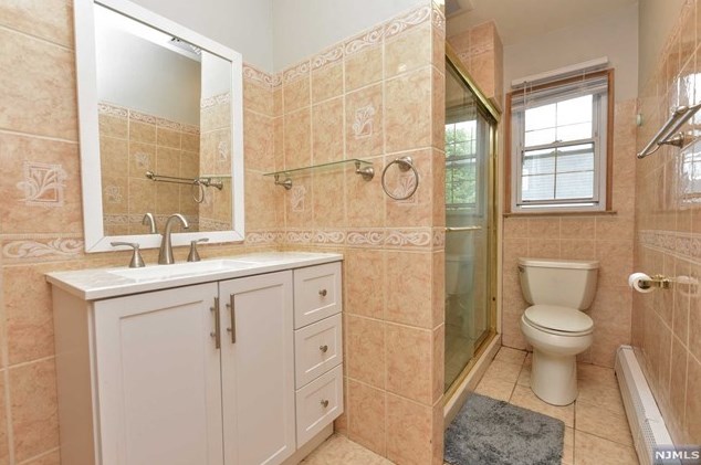 24 Glenn Ct, East Rutherford NJ 07073-1114 exterior