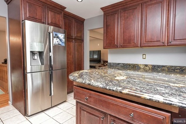 24 Glenn Ct, East Rutherford NJ 07073-1114 exterior