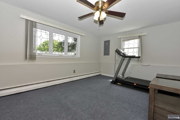 24 Glenn Ct, East Rutherford NJ 07073-1114 exterior