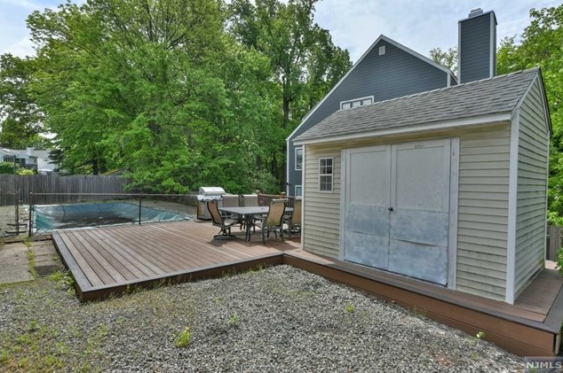 24 Glenn Ct, East Rutherford NJ 07073-1114 exterior