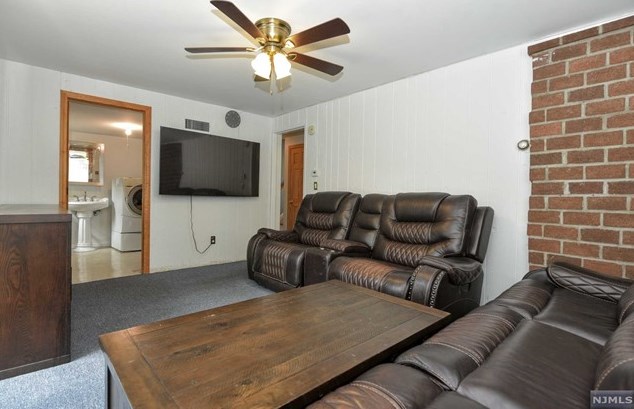 24 Glenn Ct, East Rutherford NJ 07073-1114 exterior