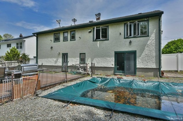 24 Glenn Ct, East Rutherford NJ 07073-1114 exterior