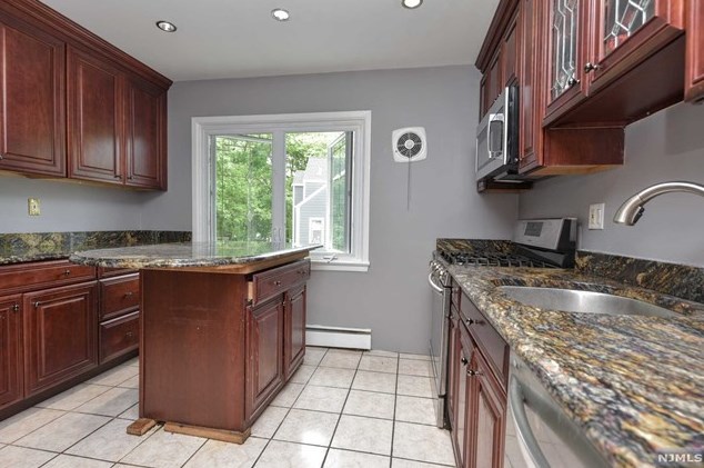 24 Glenn Ct, East Rutherford NJ 07073-1114 exterior