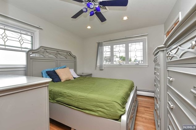 24 Glenn Ct, East Rutherford NJ 07073-1114 exterior