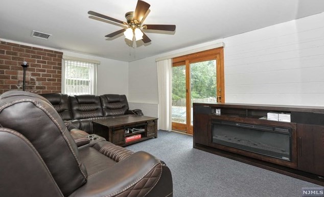 24 Glenn Ct, East Rutherford NJ 07073-1114 exterior