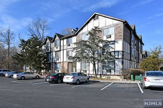 2005 Hawthorne Ln, Mahwah, NJ 07430