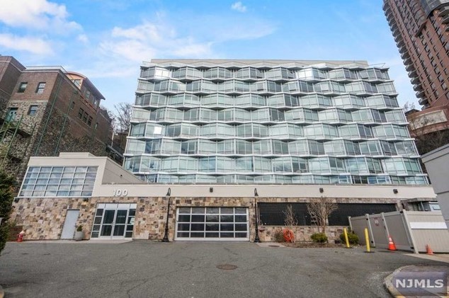 100 Thompson Ln, Edgewater NJ  07020-1024 exterior