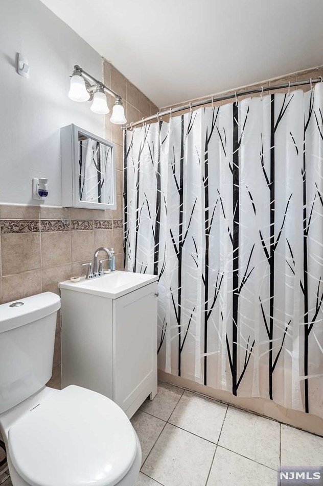 241 Van Buskirk Rd, Teaneck NJ 07666-6361 exterior