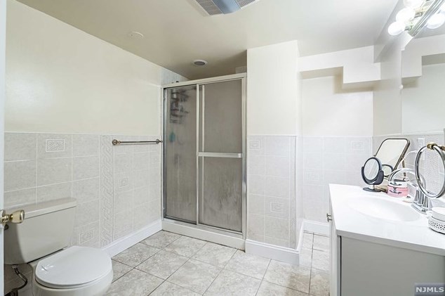 241 Van Buskirk Rd, Teaneck NJ 07666-6361 exterior