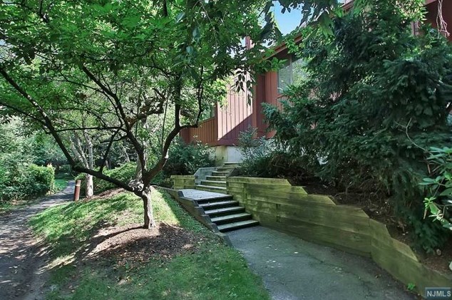 29 Marina Ky, Secaucus NJ  07094-2204 exterior