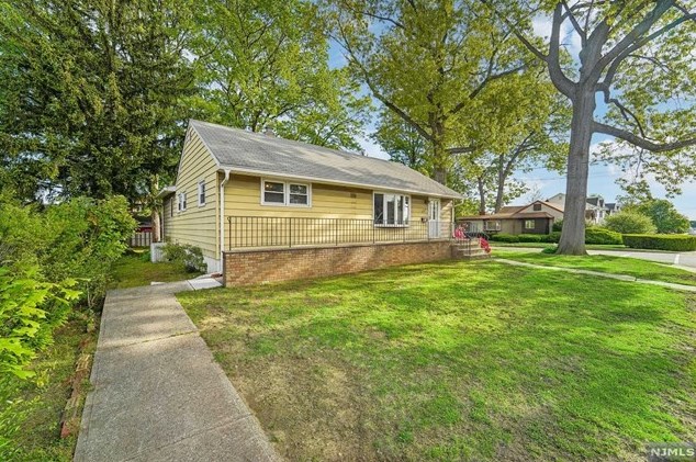 295 Hayes Dr, Saddle Brook, NJ 07663-5037