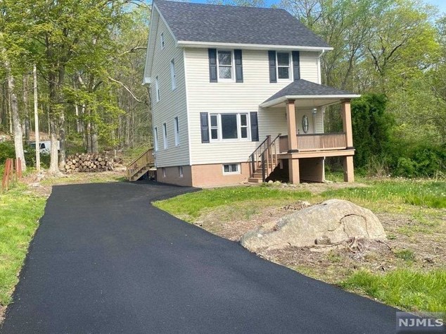 20 Peters Mine Rd, Skyline Lakes, NJ 07456