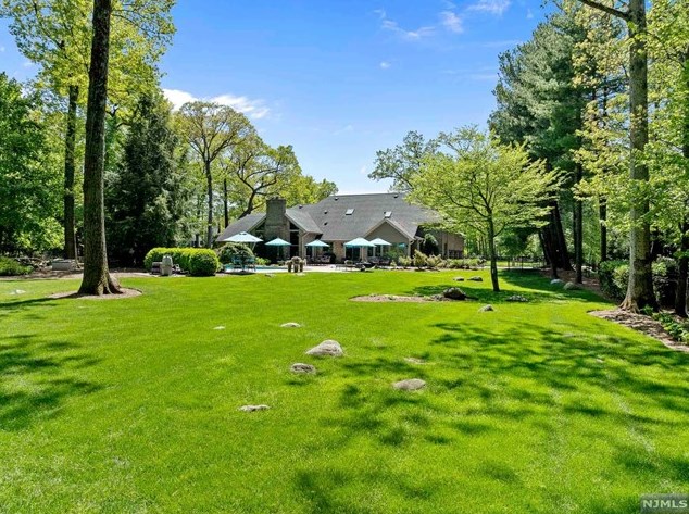 767 Butternut Dr, Franklin Lakes, NJ 07417-2281