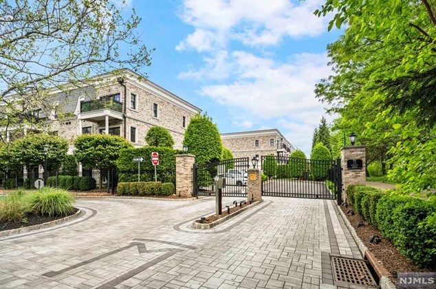 1 Marquis Ct, Edgewater, NJ 07020