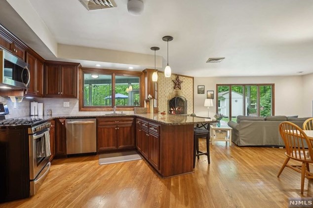 18 Ellsworth Ter, Montvale NJ 07645-2010 exterior