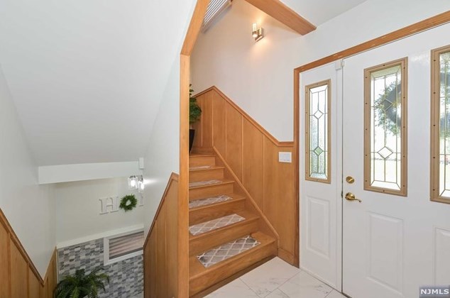 9 Louise St, Outwater, NJ 07026-2409