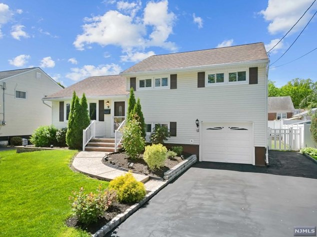9 Eldorado Ct, Rochelle Park, NJ 07662-3205