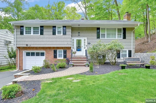 216 Hiawatha Blvd, Oakland, NJ 07436