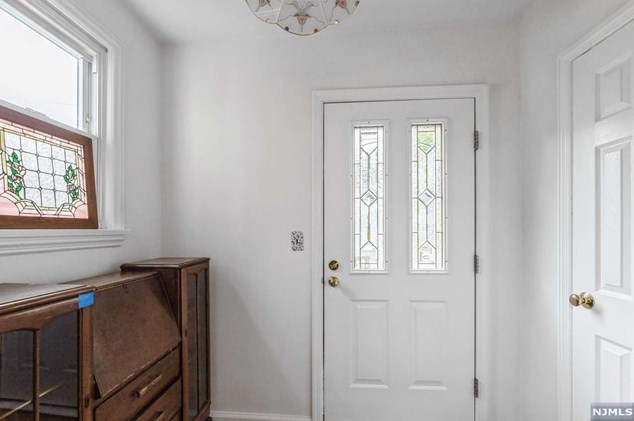 9 Pleasant Ave, Tenafly, NJ 07670-2429