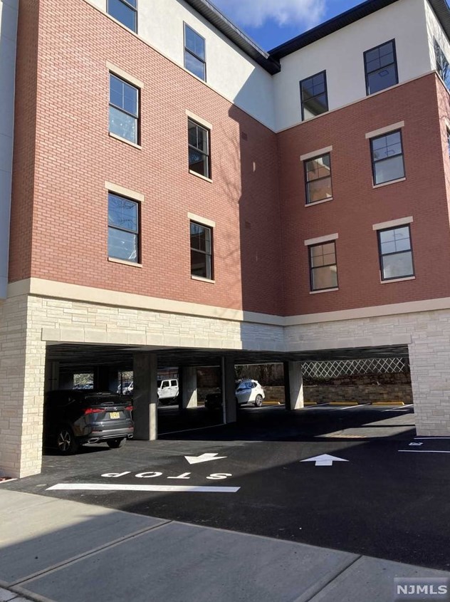 209 Oakdene Pl #204, Cliffside Park, NJ 07010