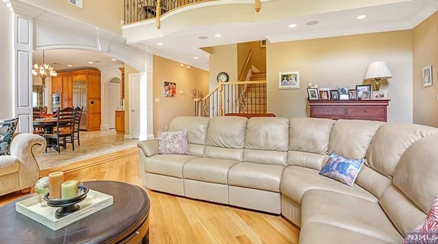 59 Chapel Rd, Mahwah NJ 07430-2842 exterior