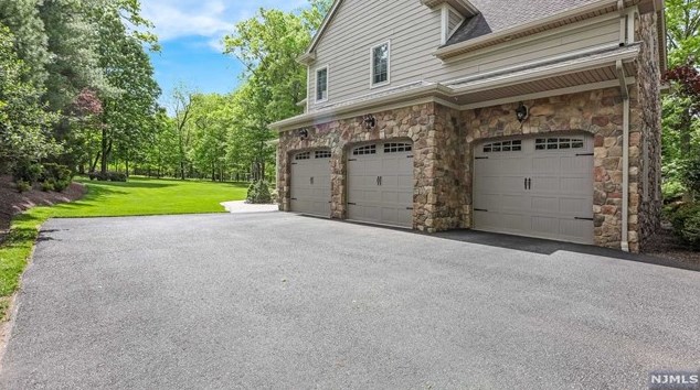 59 Chapel Rd, Mahwah NJ 07430-2842 exterior