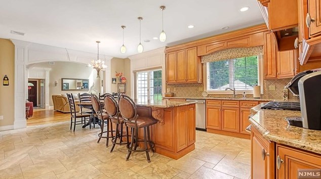 59 Chapel Rd, Mahwah NJ 07430-2842 exterior