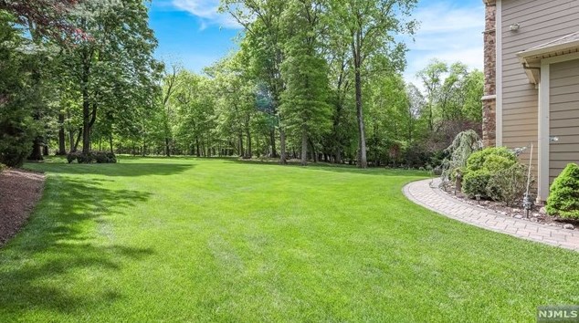 59 Chapel Rd, Mahwah NJ 07430-2842 exterior