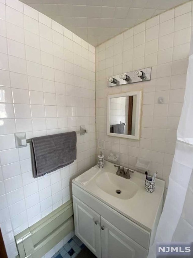 123 Lincoln Pl, Outwater NJ  07026-1804 exterior