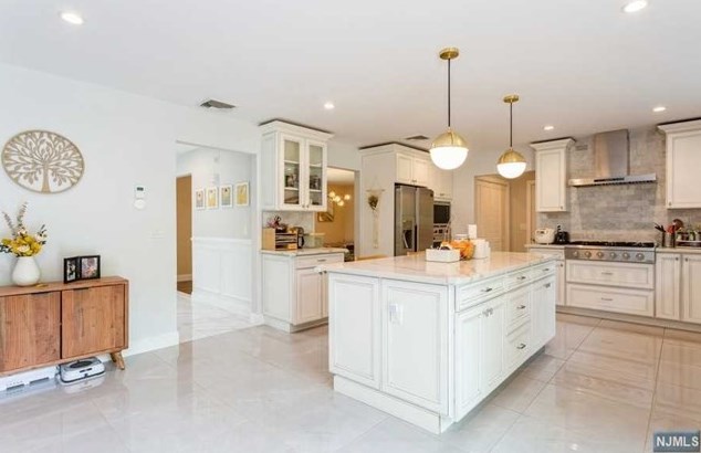 18 Cedar Ct, Closter NJ 07624-1012 exterior