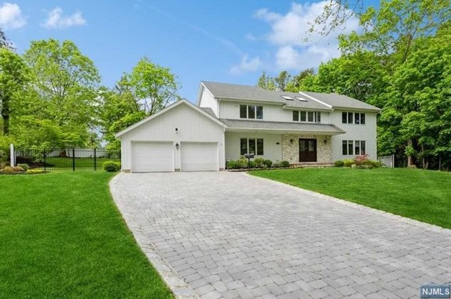 18 Cedar Ct, Closter NJ 07624-1012 exterior