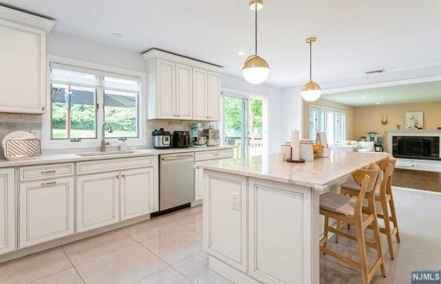 18 Cedar Ct, Closter NJ 07624-1012 exterior