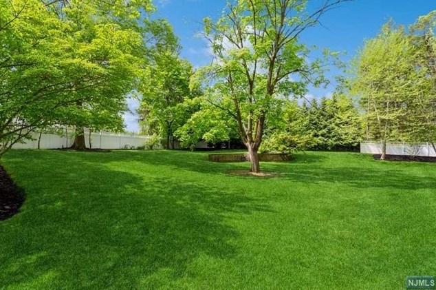 18 Cedar Ct, Closter NJ 07624-1012 exterior