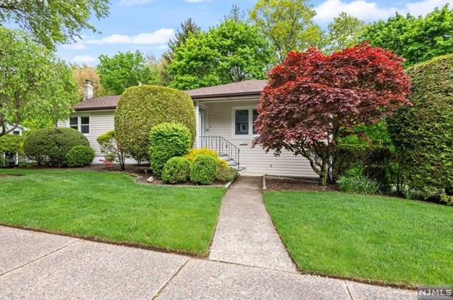 53 Munsey Rd, Emerson, NJ 07630-1511