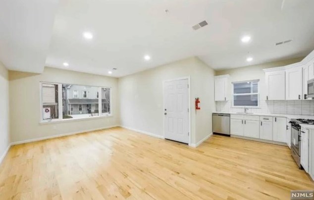 32 William St, East Orange, NJ 07017-5142