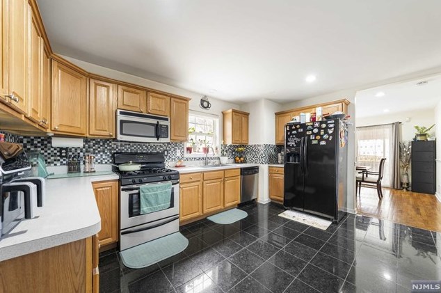 85 Franklin Ave, Town Center NJ 07052-6047 exterior