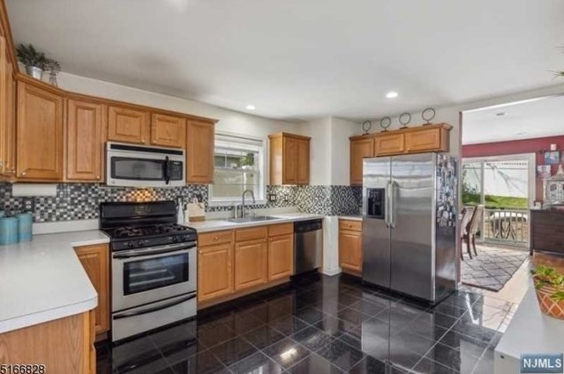 85 Franklin Ave, Town Center NJ 07052-6047 exterior