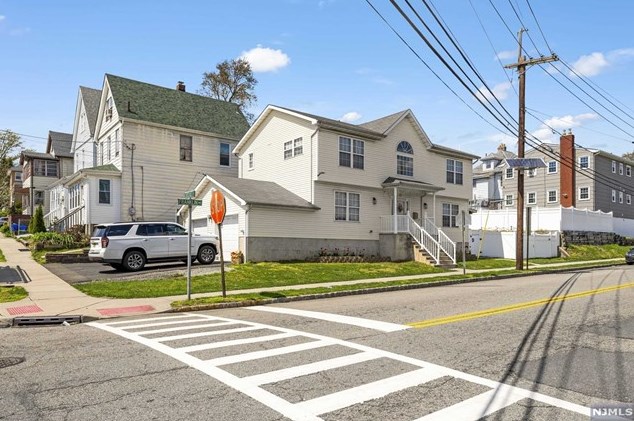 85 Franklin Ave, Town Center NJ 07052-6047 exterior