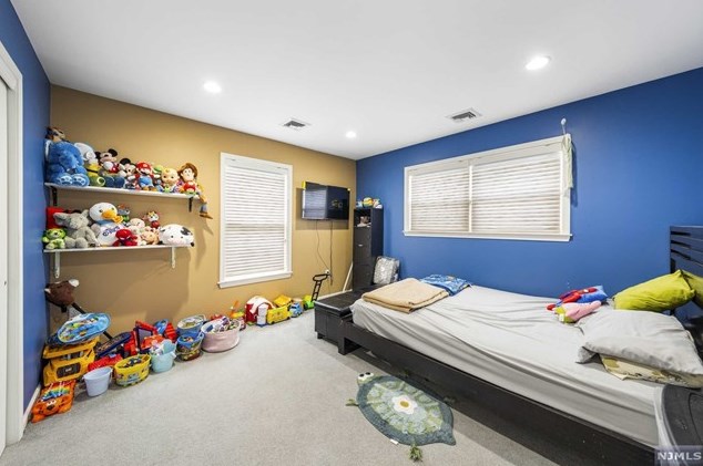 85 Franklin Ave, Town Center NJ 07052-6047 exterior